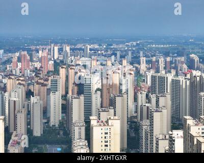 LIANYUNGANG, CHINA - 15. JULI 2024 - Luftbild zeigt Wohngebäude im Bezirk Ganyu der Stadt Lianyungang, Provinz Jiangsu im Osten Chinas, Ju Stockfoto