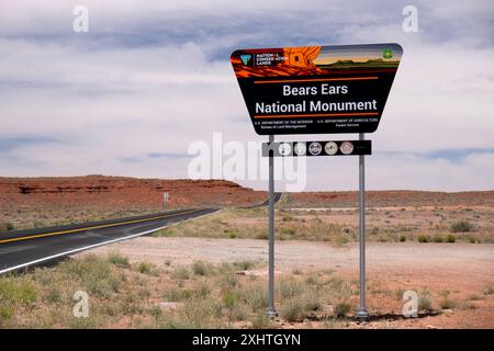 Schilder für das Bears Ears National Monument am Utah Highway 261 in die Wüste Stockfoto