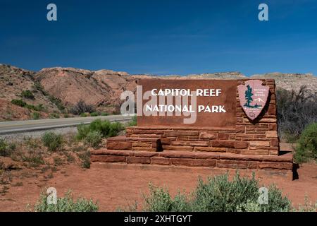 Schild zum Capitol Reef National Park unter blauem Himmel entlang des Highway 24 im Zentrum von Utah Stockfoto