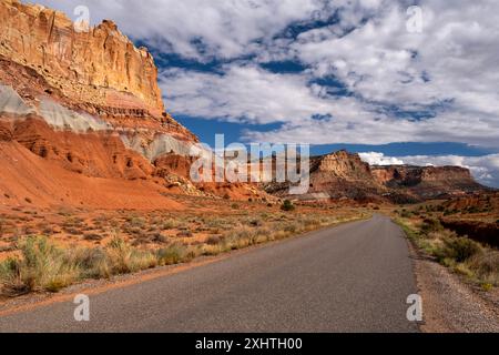 Blick auf den Scenic Drive inmitten der Waterpocket Fold des Capitol Reef National Park in Utah Stockfoto