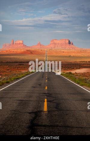 Blick auf die Mitte des leeren US Highway 163 in Richtung Monument Valley an der Grenze zu Utah Arizona Stockfoto