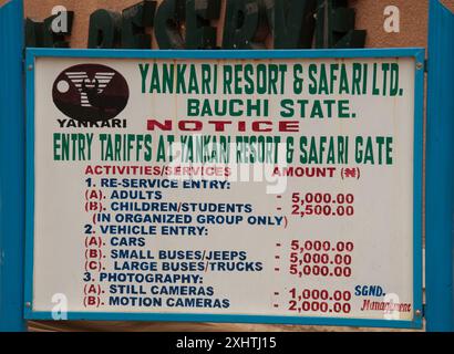 Preisliste am Eingang, Yankari Game Reserve, Bauchi State, Nigeria, Afrika. Das Yankari Game Reserve ist eine der größten Touristenattraktionen Nigerias. W Stockfoto