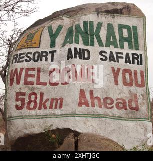 Willkommensschild, Yankari Game Reserve, Bauchi State, Nigeria, Afrika. Das Yankari Game Reserve ist eine der größten Touristenattraktionen Nigerias. Mit vielen W Stockfoto