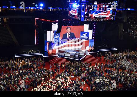 Wisconsin, USA.15. Juli 2024.Sprecher des Repräsentantenhauses Mike Johnson spricht während des ersten Tages der Republican National Convention 2024 auf dem Fiserv Forum am 15. Juli 2024 in Milwaukee, Wisconsin. Der ehemalige Präsident Donald Trump, der vor zwei Tagen einen Attentat überlebte, erhielt die Mehrheit der Stimmen der Delegierten, um offiziell vom 15. Juli bis 18. Juli auf dem Republican National Convention in Milwaukee, Wisconsin, nominiert zu werden.Credit: SHA Hanting/China News Service/Alamy Live News Stockfoto