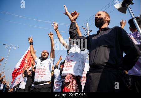 Kaschmiri schiitische muslimische Trauernde in Hüllen mit der Inschrift "Freies Palästina" rufen während einer Prozession am achten Tag von Muharram pro-Palästina und pro-Hisbollah-Parolen. Im zweiten Jahr in Folge erlaubte die Regierung von Jammu und Kaschmir die 8. Muharram-Prozession vom Guru-Basar nach Dalgate in Srinagar. Trotz eines seit langem bestehenden Verbots hielten die schiitischen Muslime weiterhin Prozessionen auf dem 8. Und 10. Muharram entlang dieser Routen ab, die oft mit Polizeieingriffen konfrontiert waren. Die diesjährige Prozession markierte ein bedeutendes und friedliches Gedenken an das Martyrium von Hazrat Imam Hussainís (AS), attrac Stockfoto