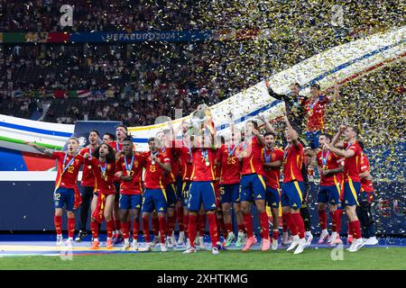 Peking, Deutschland. Juli 2024. Die spanischen Spieler feiern den Sieg bei der Verleihung nach dem Endspiel der UEFA Euro 2024 zwischen England und Spanien am 14. Juli 2024 in Berlin. Quelle: Xiao Yijiu/Xinhua/Alamy Live News Stockfoto