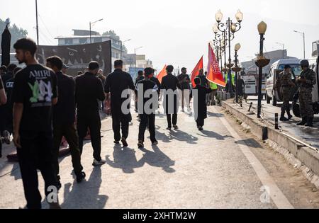 Kaschmiri schiitische Muslime gehen, während sie an einer Prozession am achten Tag von Muharram teilnehmen. Im zweiten Jahr in Folge erlaubte die Regierung von Jammu und Kaschmir die 8. Muharram-Prozession vom Guru-Basar nach Dalgate in Srinagar. Trotz eines seit langem bestehenden Verbots hielten die schiitischen Muslime weiterhin Prozessionen auf dem 8. Und 10. Muharram entlang dieser Routen ab, die oft mit Polizeieingriffen konfrontiert waren. Die diesjährige Prozession war ein bedeutendes und friedliches Gedenken an das Martyrium von Hazrat Imam Hussainís (AS), das Tausende von Trauernden anzog. Die Prozession, die über drei Jahrzehnte lang verboten war, war al Stockfoto