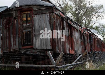 Das alte Zugabteil befindet sich noch auf dem Bahngleis. Verrostet und Holz zerfällt. Stockfoto