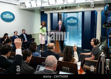 Washington, Usa. Juli 2024. Pressesekretärin des Weißen Hauses Karine Jean-Pierre steht links und ruft ein Mitglied der Presse auf, während der US-Innenminister Alejandro Mayorkas bei einem Pressebriefing im PresseBriefing Room des Weißen Hauses in Washington, DC, spricht Credit: SOPA Images Limited/Alamy Live News Stockfoto