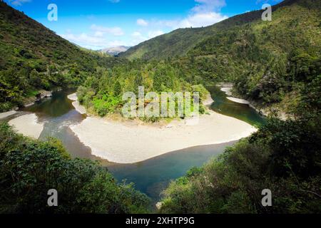 Aus der Vogelperspektive auf den Waioeka River in der Waioeka Schlucht, Bay of Plenty, Neuseeland Stockfoto