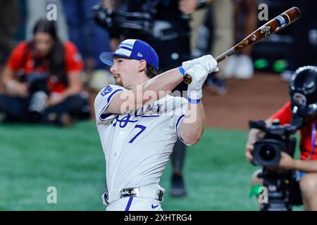 Arlington, Usa. Juli 2024. Der Shortstop Bobby Witt Jr. (7) von Kansas City Royals tritt am Montag, den 15. Juli 2024, in der Finalrunde des Home Run Derby an, der zum All Star Game im Globe Life Field in Arlington, Texas, führt. Foto: Matt Pearce/UPI Credit: UPI/Alamy Live News Stockfoto