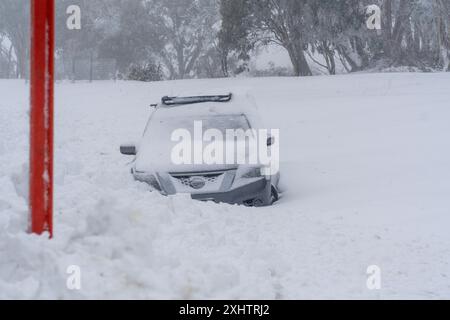 Bullocks Hill Snowy Mountains Highway, Kosciuszko National Park, New South Wales, Australien, 16. Juli 2024; im späten Winter fällt der Schnee, der Autofahrer nicht bemerkt, und das Auto ist im Schnee verfangen. Credit PjHickox/Alamy Live News Stockfoto