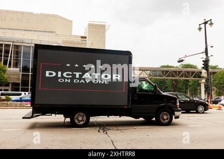 Milwaukee, USA. Juli 2024. MILWAUKEE, WISCONSIN – 15. JULI: Am ersten Tag der Republican National Convention (RNC) am 15. Juli 2024 in Milwaukee, Wisconsin, fährt ein Truck mit einer Anti-Trump-Botschaft in der Nähe des FinServ Forums. Die Konvention findet wie geplant statt, trotz des Attentats auf Trump wird er die Präsidentschaftskandidaten seiner Partei annehmen. Quelle: Jeremy Hogan/Alamy Live News Stockfoto