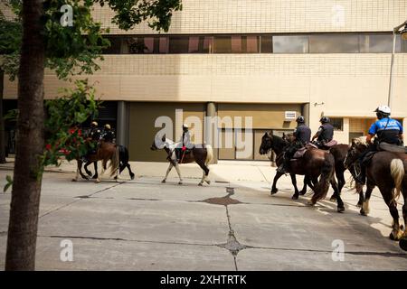 Milwaukee, USA. Juli 2024. MILWAUKEE, WISCONSIN – 15. JULI: Die Polizei auf Pferden reitet am ersten Tag des Republican National Convention (RNC) am 15. Juli 2024 in Milwaukee, Wisconsin. Die Konvention findet wie geplant statt, trotz des Attentats auf Trump wird er die Präsidentschaftskandidaten seiner Partei annehmen. Quelle: Jeremy Hogan/Alamy Live News Stockfoto