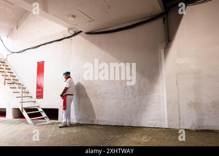 Pamplona, Spanien. Juli 2024. Ein Mann beobachtet aus der Gasse, wo in ein paar Minuten die Stiere und die Läufer vorbeikommen, den Sand der Stierkampfarena Pamplona. Der achte und letzte Tag des Stierlaufs mit Kampfstieren von der berühmten Miura Ranch während der San Fermin Festlichkeiten. Quelle: SOPA Images Limited/Alamy Live News Stockfoto