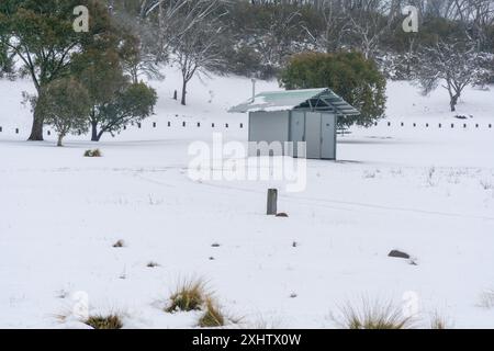 Denison Campingplatz im Kosciuszko National Park, New South Wales, Australien, 16. Juli 2024; schneebedeckter Toilettenblock auf Denison Camping Ground im Kosciuszko National Park Credit PjHickox/Alamy Live News Stockfoto