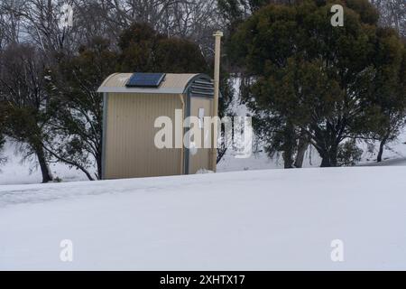 Denison Campingplatz im Kosciuszko National Park, New South Wales, Australien, 16. Juli 2024; schneebedeckter Toilettenblock auf Denison Camping Ground im Kosciuszko National Park Credit PjHickox/Alamy Live News Stockfoto