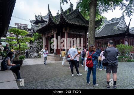 Shanghai, China - 06. Juni 2024 : Touristen erkunden die komplizierte Architektur des Yu-Gartens in Shanghai, China. Stockfoto