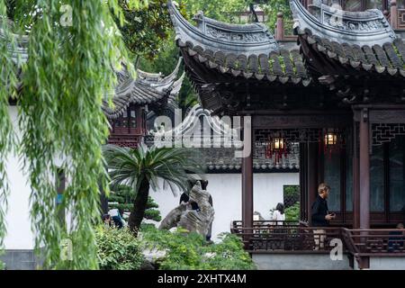 Shanghai, China - 06. Juni 2024 : Ein Blick auf den Yu Garden in Shanghai, China, mit traditioneller Architektur, komplizierten Details und üppigem Grün. Stockfoto