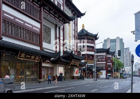 Shanghai, China - 06. Juni 2024 : eine leere Straße gesäumt von traditioneller chinesischer Architektur im Yu Garden, Shanghai, China. Die Gebäude sind dekoriert Stockfoto