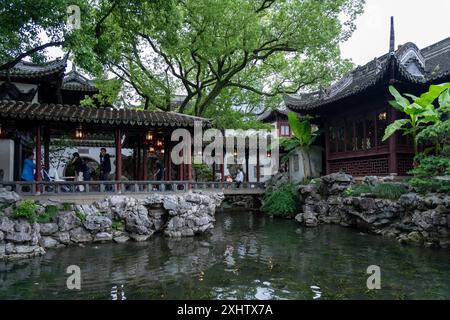 Shanghai, China - 06. Juni 2024 : Ein friedlicher Teich im Yu Garden, Shanghai, China, mit traditioneller chinesischer Architektur und üppigem Grün. Stockfoto