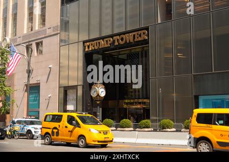 New York, Usa. Juli 2024. Der Trump Tower befindet sich auf der Fifth Avenue in Manhattan, New York City. Am Samstag, den 13. Juli, wurde der ehemalige Präsident Donald Trump bei einem Attentat ins Ohr geschossen. Die Schießerei ereignete sich während einer Wahlkampfkundgebung in Butler, Pennsylvania. Quelle: SOPA Images Limited/Alamy Live News Stockfoto