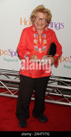 Manhattan, Vereinigte Staaten Von Amerika. August 2012. NEW YORK, NY - 06. AUGUST: Ruth Westheimer besucht die Premiere von Hope Springs im SVA Theater am 6. August 2012 in New York City People: Ruth Westheimer Credit: Storms Media Group/Alamy Live News Stockfoto