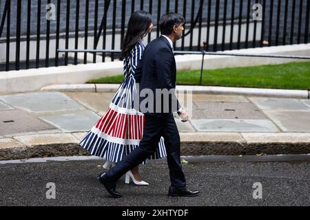 London, Großbritannien. Juli 2024. Der scheidende britische Premierminister Rishi Sunak und Akshata Murthy verlassen die Downing Street. Die oppositionelle Labour Party gewann bei den gestrigen Parlamentswahlen einen Erdrutschsieg, der 14 Jahre konservativer Herrschaft endete, und Keir Starmer wurde bald zum nächsten Premierminister des Landes ernannt. (Credit Image: © Tejas Sandhu/SOPA Images via ZUMA Press Wire) NUR REDAKTIONELLE VERWENDUNG! Nicht für kommerzielle ZWECKE! Stockfoto