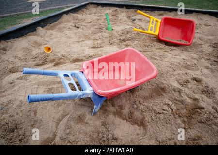 Plastikspielkarren im Sandkasten draußen Stockfoto