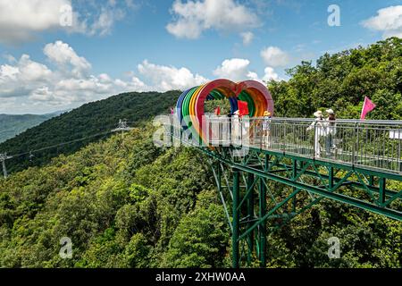 Glasbrücke im Yanoda Regenwaldpark auf Hainan Island in der Stadt Sanya in China Stockfoto