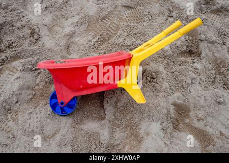 Plastikspielkarre im Sandkasten draußen Stockfoto