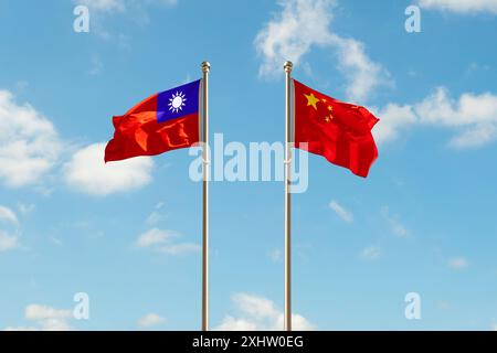 Taiwan- und China-Flaggen, zwei Flaggen, die auf einem wunderschönen bewölkten Hintergrund wehen Stockfoto