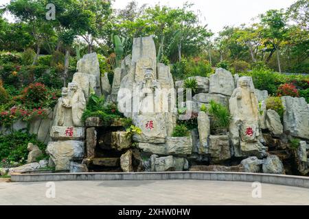 Steindenkmal im Luhuitou Park. Der Hirsch des Parks drehte seinen Kopf, 16. Mai 2024, Sanya, Hainan, China. Stockfoto