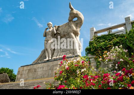 China Hainan Island, Sanya City Symbol, das Mädchen und der Hirsch drehen den Kopf. 16. Mai 2024, Sanya, Hainan, China. Stockfoto