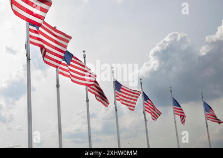 Washington, District of Columbia, USA – 26. Mai 2024: Acht US-Flaggen schweben auf der National Mall in Washington DC. Stockfoto