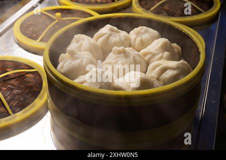 Bambusdampfer mit Baozi. Chinesische gefüllte, gedämpfte Brötchen. In der Restaurantküche. Brötchen Pao-tsih. Bao. Stockfoto