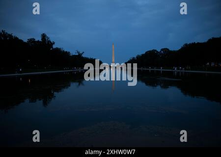 Washington, District of Columbia, USA – 26. Mai 2024: Lincoln Memorial Reflecting Pool im Mai 2024, Richtung Osten in Richtung Washington Monument. Stockfoto