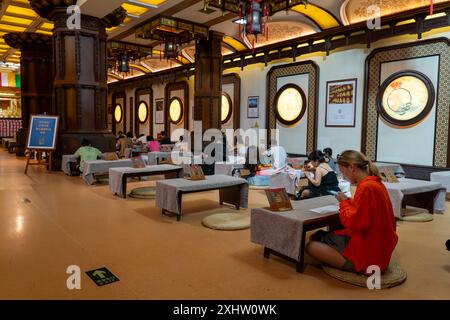 Touristen in einem chinesischen buddhistischen Tempel schreiben Wünsche. Nanshan Cultural Tourism Zone. Sanya. Hainan Island. China Asien. China 17. Mai 2024 Stockfoto