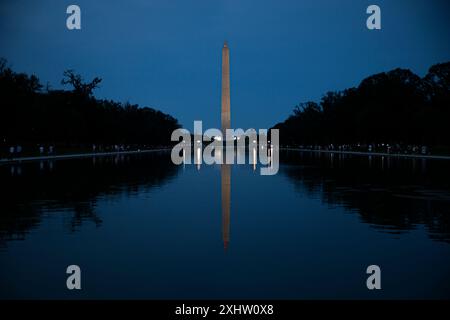 Washington, District of Columbia, USA – 26. Mai 2024: Lincoln Memorial Reflecting Pool im Mai 2024, Richtung Osten in Richtung Washington Monument. Stockfoto