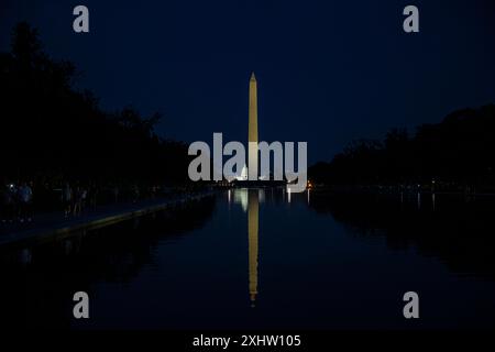 Washington, District of Columbia, USA – 26. Mai 2024: Lincoln Memorial Reflecting Pool im Mai 2024, Richtung Osten in Richtung Washington Monument. Stockfoto