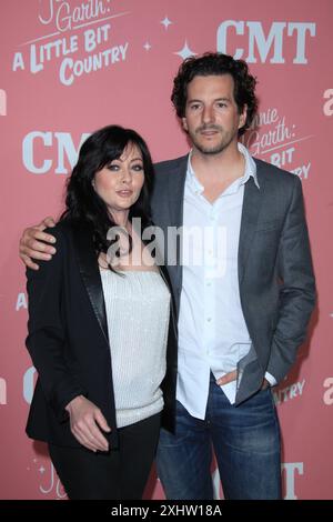 WEST HOLLYWOOD, KALIFORNIEN - 19. APRIL: Shannen Doherty nimmt am 19. April 2012 an Jennie Garths 40. Geburtstag und Premiere-Party für „Jennie Garth: A Little Bit Country“ im London Hotel Teil. Leute: Shannen Doherty, Kurt Iswarienko Credit: Storms Media Group/Alamy Live News Stockfoto