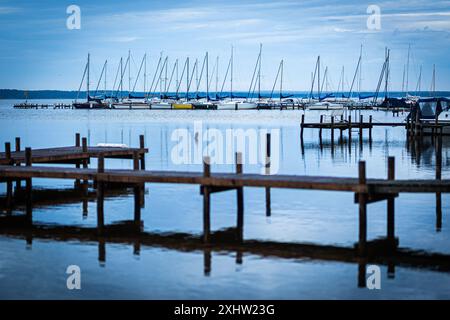 Steinhude, Deutschland. Juli 2024. Segelboote liegen an einem bewölkten Tag am frühen Morgen im Steinhuder Meer in Hannover vor. Kredit: Moritz Frankenberg/dpa/Alamy Live News Stockfoto