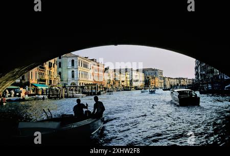 Blick unter der Verkehrsbrücke, Venedig, Italien Stockfoto