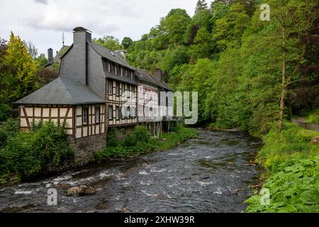 Monschau liegt in den Hügeln der Nordeifel, im Naturpark hohes Venn – Eifel im schmalen Tal der Rur. Stockfoto