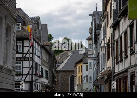 Monschau liegt in den Hügeln der Nordeifel, im Naturpark hohes Venn – Eifel im schmalen Tal der Rur. Stockfoto