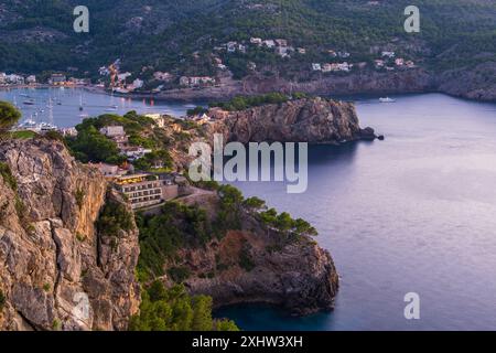 Wunderschöner Sonnenuntergang in der Küstenbucht von Port de Soller. Yachten im Hafen, Häuser, Meer, alles war in lila Sonnenuntergang gestrichen. Mallorca Insel, Majorka, S Stockfoto