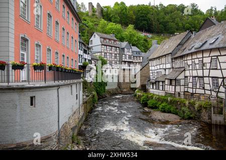 Monschau liegt in den Hügeln der Nordeifel, im Naturpark hohes Venn – Eifel im schmalen Tal der Rur. Stockfoto