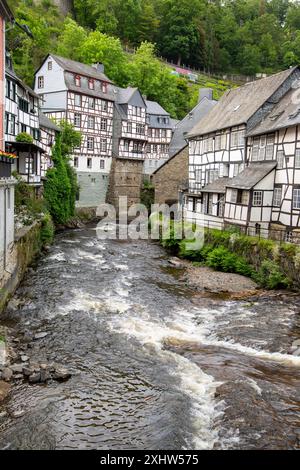 Monschau liegt in den Hügeln der Nordeifel, im Naturpark hohes Venn – Eifel im schmalen Tal der Rur. Stockfoto