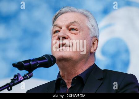 Velten, Deutschland. 30. März 2024. Jürgen Elsässer, Gründer und Chefredakteur der Zeitschrift Compact, spricht während einer Kundgebung des rechtsextremen Magazins Compact am Bahnhof. Bundesinnenminister Faeser (SPD) hat das vom Bundesamt für Verfassungsschutz als rechtsextremistisch eingestufte Magazin Compact sowie die Conspect Film GmbH verboten. Quelle: Carsten Koall/dpa/Alamy Live News Stockfoto