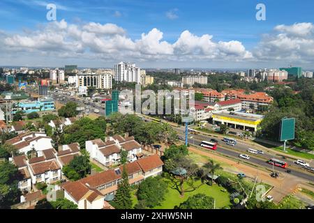 NAIROBI, KENIA 17. Februar 2024: Panoramablick von oben auf das zentrale Geschäftsviertel von Nairobi. Kenia. Stockfoto